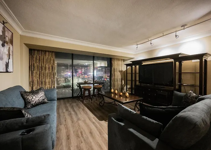 Stripviewsuites At Jockey Club